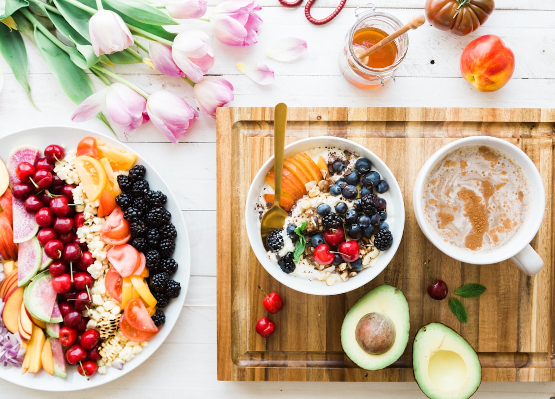 Nutrition coaching specialist consulting with client